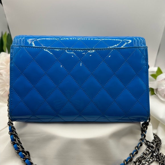 CHANEL BLUE PATENT LEATHER BOY WOC - Picture 4 of 10